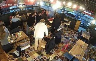 Kadıköy’de seyir halindeki araçtan restorana...