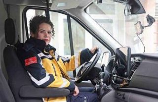 Kadın ambulans şoförü hayat kurtarmak için zamanla...
