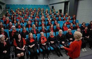 Kadınlar Korosu Ferdi Tayfur’u ’Ben de özledim’...