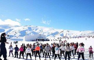 Kadınların kar üstündeki dans gösterisi renkli...