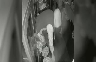 Kafe hırsızı kamerada