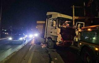 Kağıthane’de kontrolden çıkan hafriyat kamyonu...