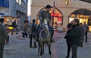 Kalabalık caddeye atla giren şahsa polis engeli
