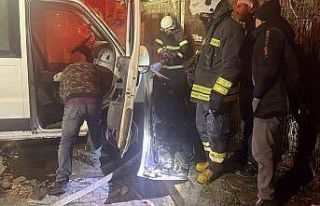 Kaldırıma çarpan minibüs alev aldı