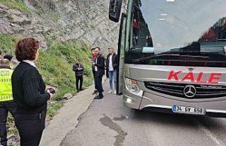 Kale Turizme ait otobüs tünelde kaza yaptı, yolcular...