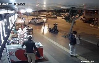 Kamyonetin çarptığı otomobili iş yerine girmekten...