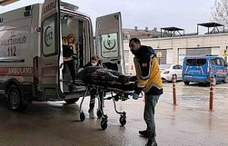 Kamyonun kasasından düşen şoför yaralandı