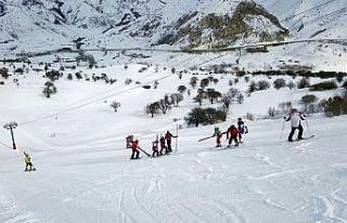 Kar kalınlığı yetersiz olan Kop Kayak Merkezi’nde...