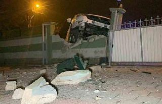 Karaman’da duvara çarpan hafif ticari araç asılı...