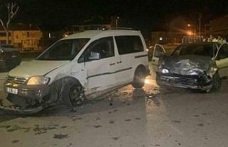 Karaman’da hafif ticari araçla otomobil çarpıştı:...