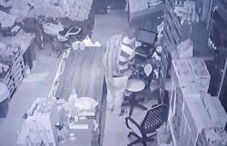 Karaman’da hırsız girdiği iş yerinin kameralarını...