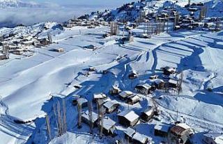 Karla kaplı 2 bin rakımlı Avcılar köyü hayran...