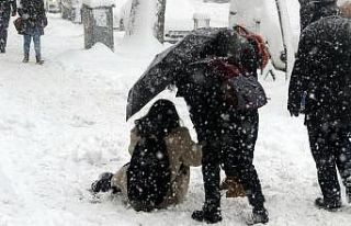 Karlı ve buzlu yolda yürümenin püf noktaları