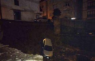 Kartal’da toprak kayması nedeniyle otomobil inşaat...