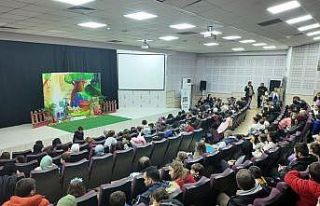 Kartepe’de çocuklar tiyatro oyunu ile eğlendi