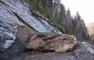 Kastamonu’da düşen kaya yolu ulaşıma kapattı