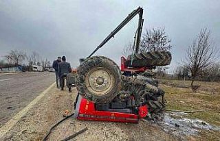 Kastamonu’da minibüsle çarpışan traktör devrildi:...