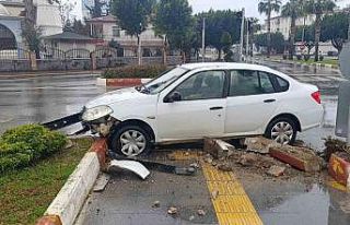 Kavşakta 2 otomobil çarpıştı: 3 yaralı