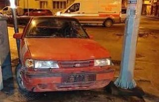 Kavşakta otomobiller çarpıştı, 2 kişi yaralandı