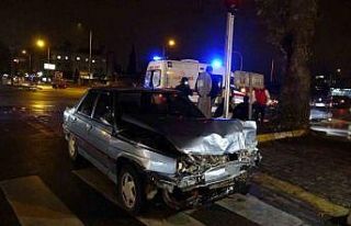 Kavşaktaki kazada hurdaya dönen araçlardan burunları...