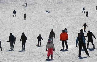 Kayak merkezleri içerisine kar kalınlığında Palandöken’i...