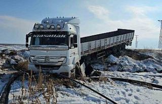 Kaygan yolda kontrolden çıkan tır şarampole düştü