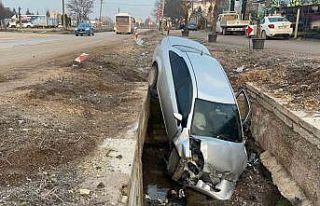Kayganlaşan yoldan çıkan araç kanala uçtu