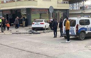 Kaza anı kamerada: Otomobiller çarpıştı, 2 sürücü...