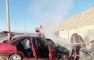 Kaza sonrası alev alan otomobil kullanılmaz hale...