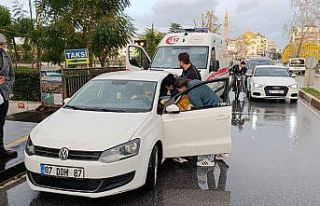 Kaza sonrası şoka giren sürücüyü araçtan kimse...