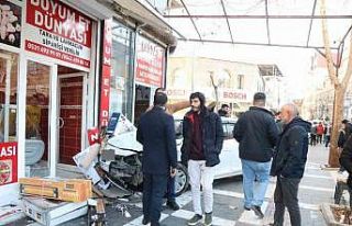 Kaza yaparak savrulan otomobilin çarptığı baba...