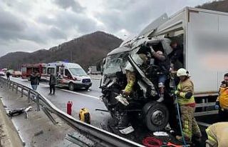 Kazada sıkışan kamyon sürücüsünü ekipler kurtardı