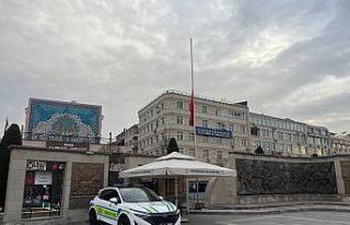 Kentlerde bayraklar yarıya indirildi