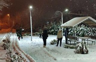 Keşan’da çocuklar, kar yağışı altında anne...