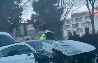 Kırmızı ışıkta bekleyen otomobile tır çarptı:...
