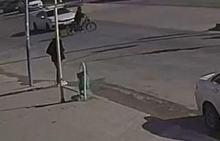 Kırmızı ışıkta geçen otomobil motosiklete çarptı:...