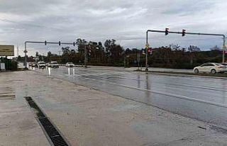 Kırmızı ışıkta zincirleme kaza güvenlik kamerasında