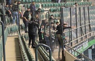 Kocaelispor - Iğdır FK maçında çıkan tribün...