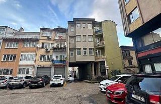 Kolonları olmadan ayakta duran binaya bakan bir daha...