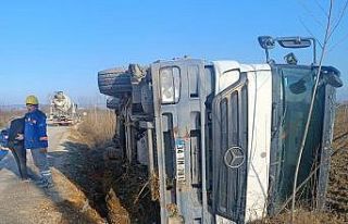 Kontrolden çıkan beton mikseri devrildi sürücüsü...
