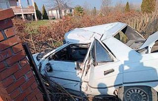 Kontrolden çıkan otomobil bahçe duvarına çarptı:...