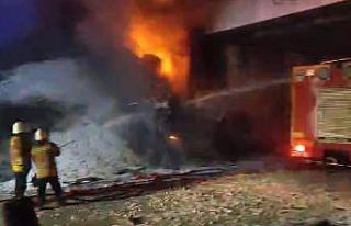 Köprüden uçan tırın sürücüsü yanarak can...