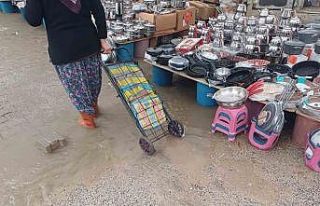 Köşk halkı çamur içinde alışverişten kurtulmak...