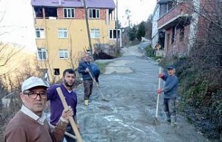 Köylülerden yol yapımında dayanışma örneği