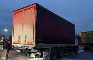 Kumaş yüklü kamyonda yangın çıktı