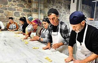 Kursiyerler, işaret diliyle pasta yapıyor
