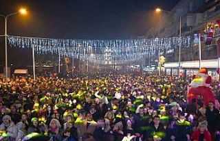 Kuşadası 2025 yılına sokak partisiyle hoş geldin...