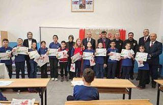 Kütahya’da protokol üyeleri karne töreninde öğrencilerle...