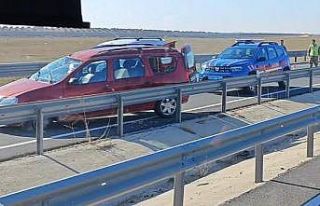 Lastiği patlayan araç bariyerlere çarptı: 1 yaralı