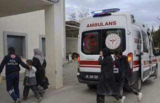 Lastiği patlayan minibüs şarampole girdi: 4 yaralı